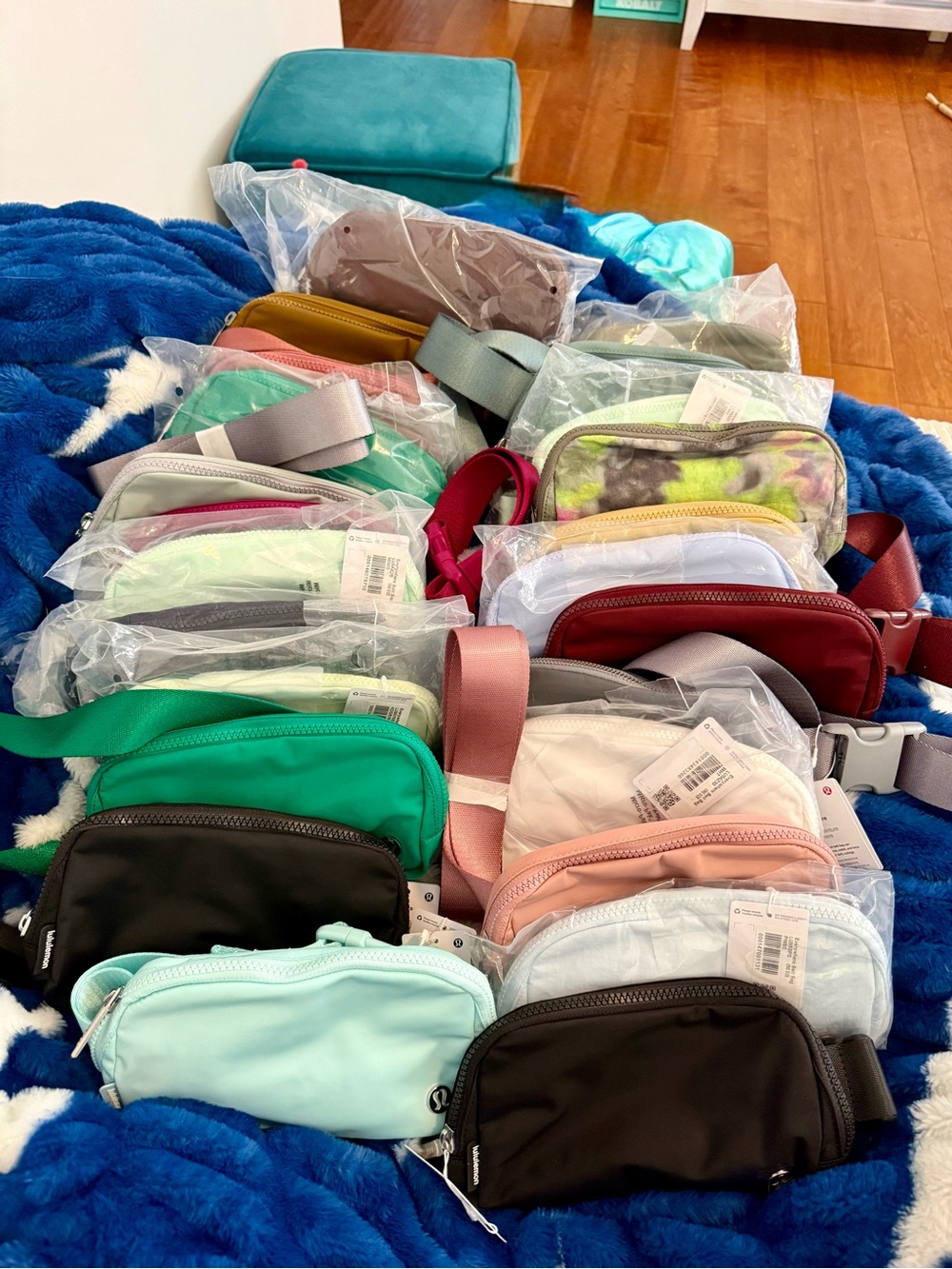 Lot of 25 1L Lululemon Beltbags